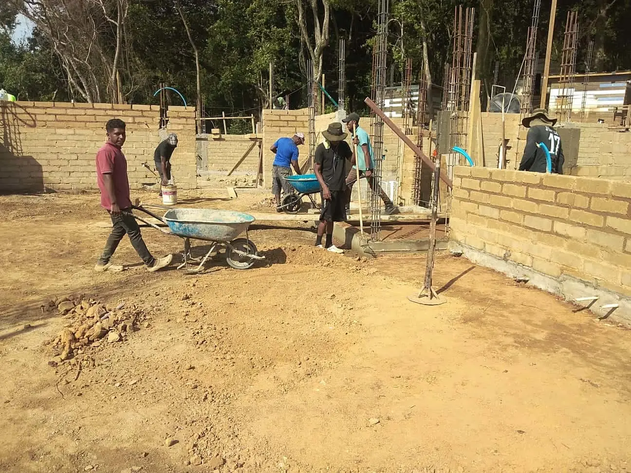 Elaboración de paredes de ADB-Concreto con tierra del propio terreno