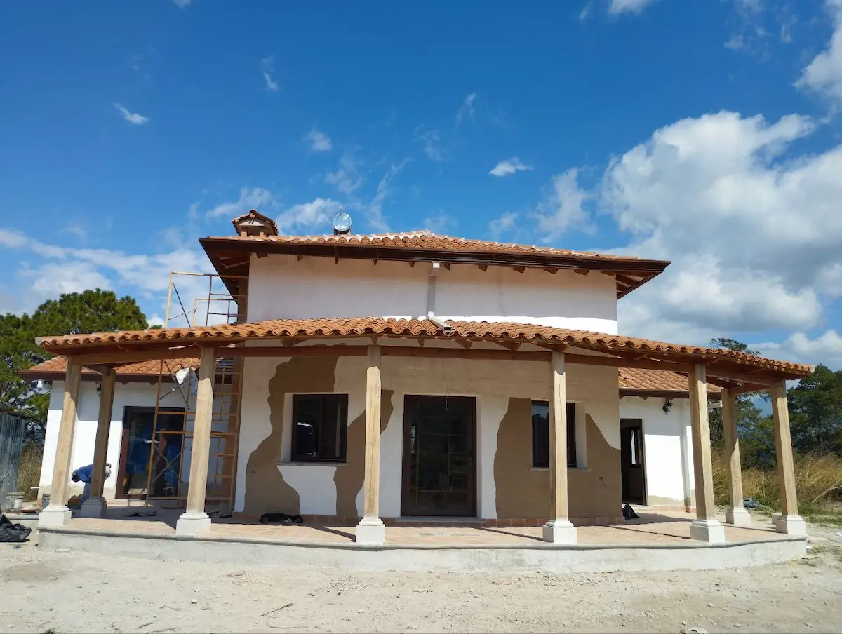 Pared de una casa ecológica acabada con pintura natural, sin compuestos orgánicos volátiles