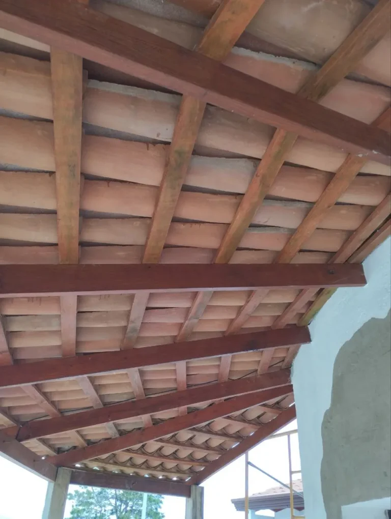 Tejas rusticas y madera casa ecológica de Ecomobilia
