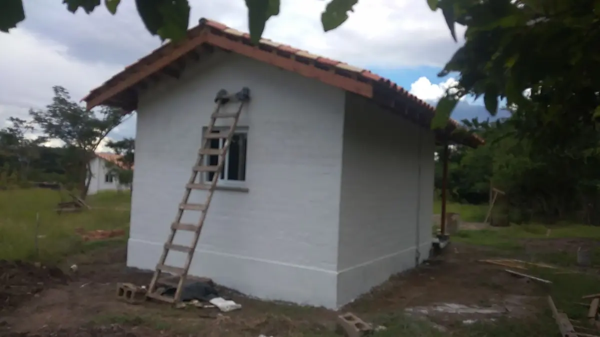 Obrero local trabajando en la cubierta de una vivienda ecológica de Ecomobilia en Lejamani