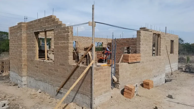 Equipo de obra levantando una pared de ADB-Concreto sobre la solera en Lejamani
