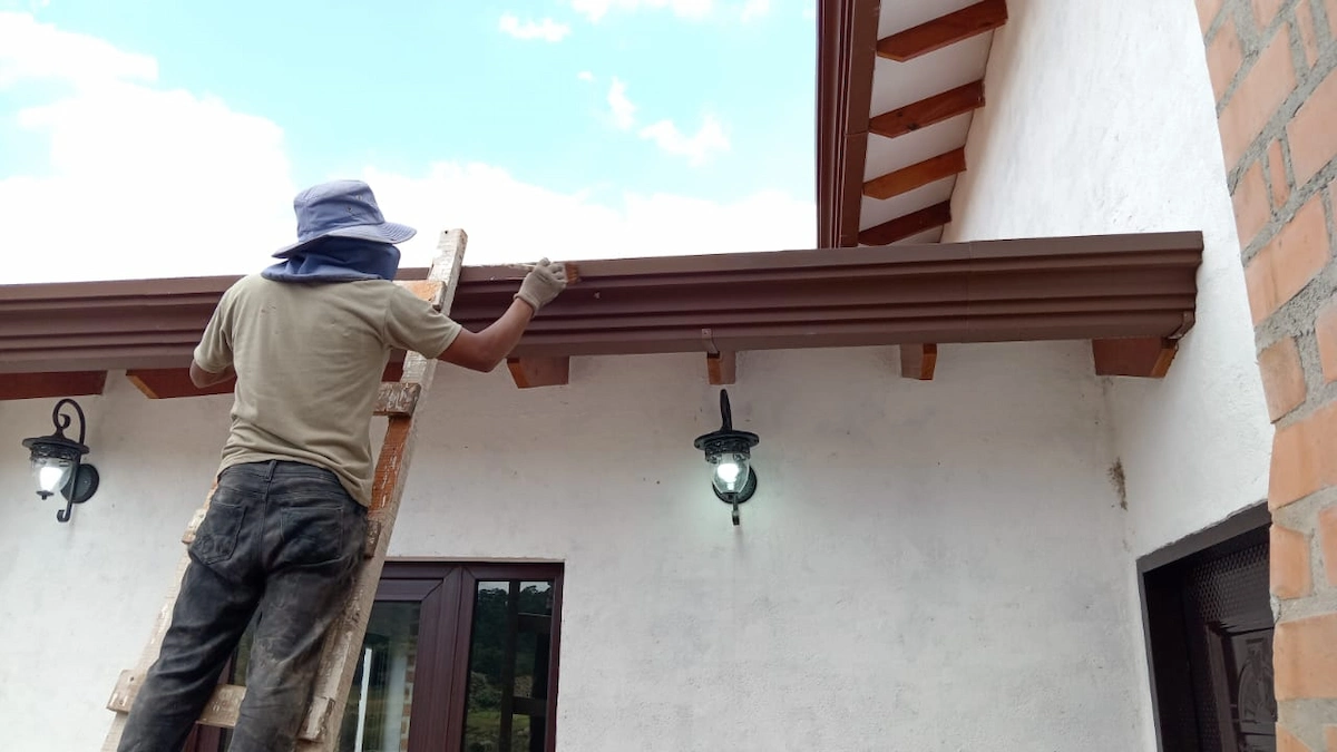Cubierta de teja de una casa ecológica en Honduras con canal de aguas lluvias en construcción