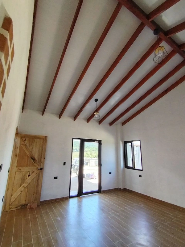 Habitación de una casa ecológica de Ecomobilia con iluminación natural