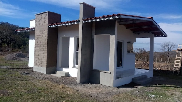 Casa ecológica compcta en el campo construida por Ecomobilia