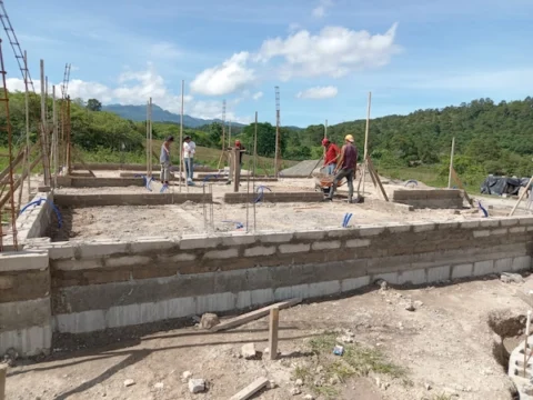 Paredes de ADB-Concreto levantados sobre la solera de cimentación en una obra de Ecomobilia