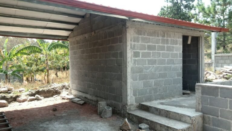 Vivienda en construcción con paredes de bloque de cemento y techo de lámina metálica en Honduras