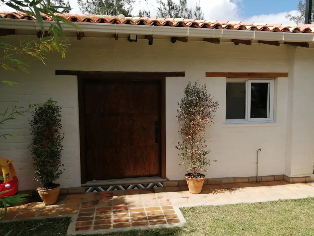 Fachada de Casa Ecológica en Valle de Ángeles