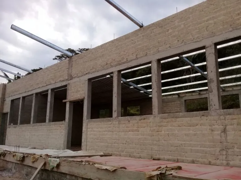 Estructura metálica del techo sobre los muros de ADB-Concreto de la escuela en El Porvenir, La Paz