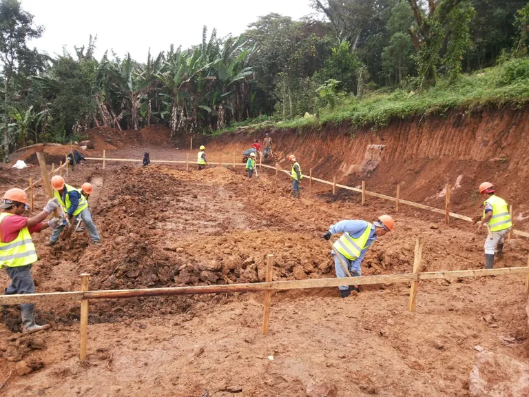Vecinos y voluntarios preparando el terreno de la escuela en El Porvenir, La Paz, antes de construir